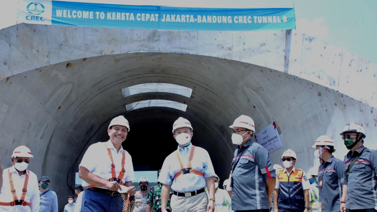 Menko Luhut dan Dubes China untuk Indonesia Lu Kang, mengunjungi proyek pembangunan Kereta Cepat Jakarta-Bandung, Rabu (30/03/2022). (Foto: Kemenko Marves)