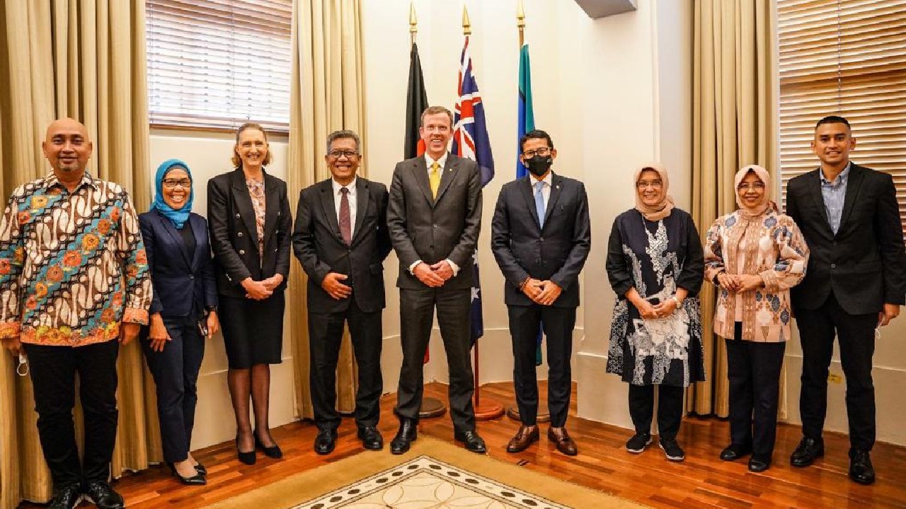 Menparekraf Sandiaga Uno dalam kunjungan kerjanya ke Australia bertemu dengan Menteri Perdagangan, Pariwisata, dan Investasi setempat The Hon Dan Tehan di Commonwealth Offices, Melbourne, Australia. (Foto:Kemenparekraf)