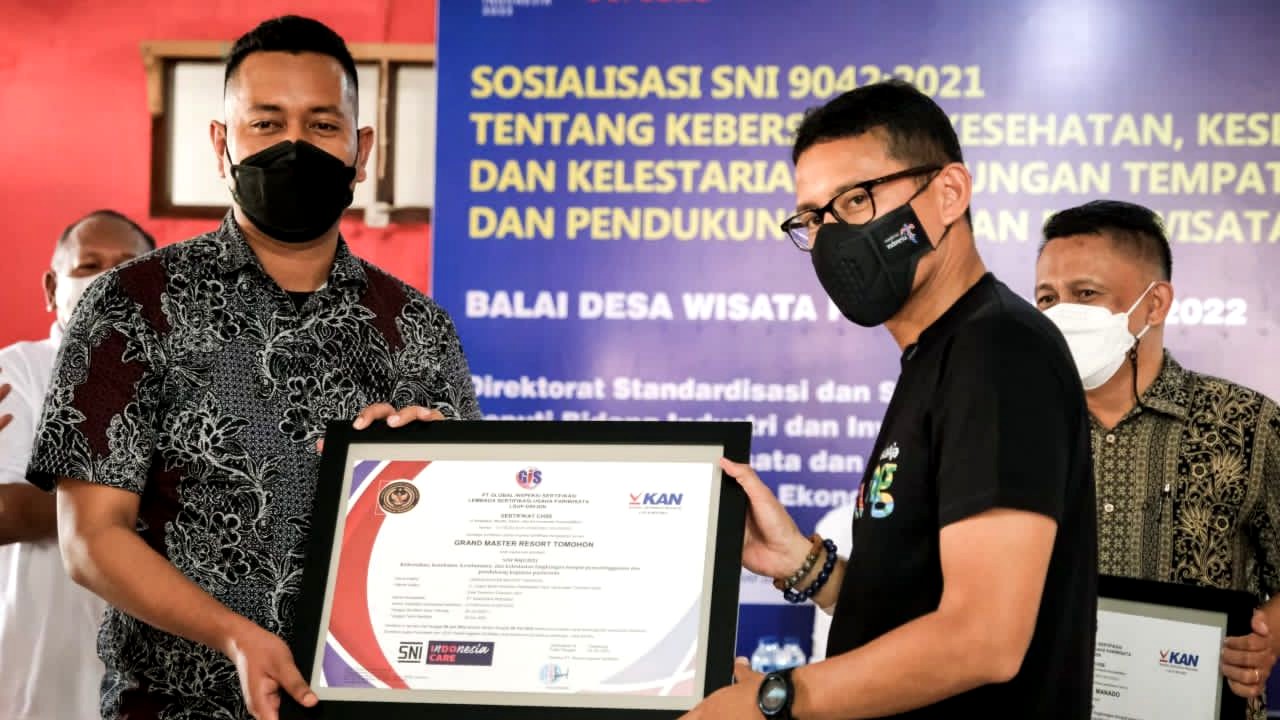 Menparekraf Sandiaga Salahuddin Uno memberikan sertifikasi SNI 9042:2021 tentang kebersihan, kesehatan, dan keselamatan bagi pelaku usaha wisata di sekitar kawasan destinasi super prioritas Likupang , Desa Marinsow (30/7/2022). (Foto: Narsum.id/Kemenparekraf)