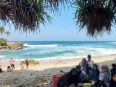Wisatawan menikmati suasana Pantai Ngudel di Kecamatan Gedangan, Kabupaten Malang, yang menjadi salah satu destinasi favorit untuk menghabiskan liburan sekolah bersama keluarga. (Dok. ist)